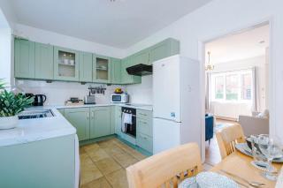 3BR Near York Centre, Free Parking & WiFi - 6
