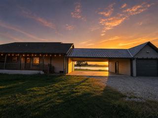 Panoramic Sunset Rural Lakefront Hideaway - 8