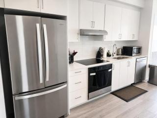 Premium Furnished 1BR Near Clarkson GO with Parking - 4