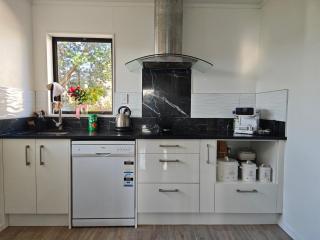 A Cozy & Quiet Home in the Hutt - 2