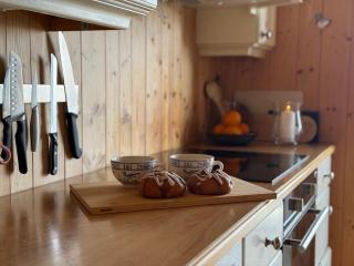 Charming Family Cabin With Stunning Mountain Views - 1