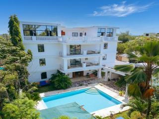Diani Luxe Villa spacious studio suite with private kitchen, 600m from the beach - 6