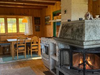Old Cabin Vibe, Perfect For Families Or Couples - 4