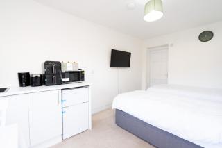 Modern Studio - Near Airport with Free Parking - 1