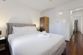 Charming 2-Bedroom Apartment with Views in Como - 6