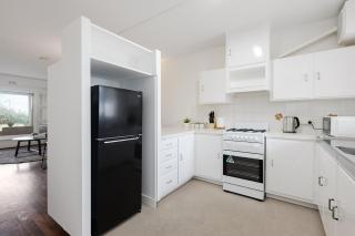 Charming 2-Bedroom Apartment with Views in Como - 1