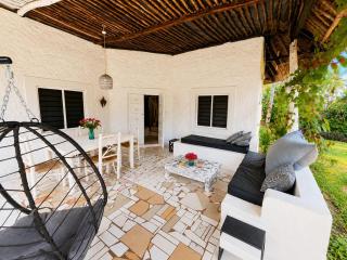 Cali Blossom - 4BR Tropical Home - Walk to Galu Beach - 7