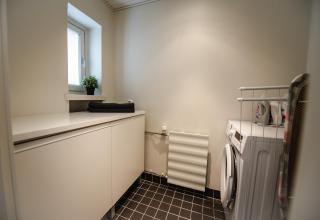 Urban Arctic Elegance: 2-Room Stylish Getaway - 5