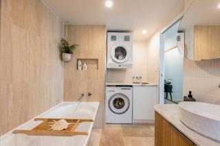 Broadbeach Family Retreat, Baby and Kids - 7
