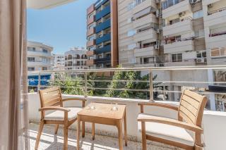 Earth Tones Beachside Apartment - 9