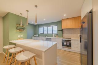 Modern Christchurch 4BR with Balcony Near New Zealand Stadium - 3
