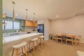 Modern Christchurch 4BR with Balcony Near New Zealand Stadium - 2