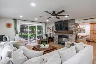 Stone Manor-Luxury Catawba Island Home w/ Hot Tub - 9