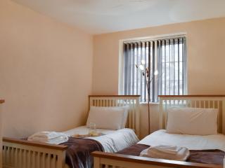 Henhouse - Uk49016 - 1