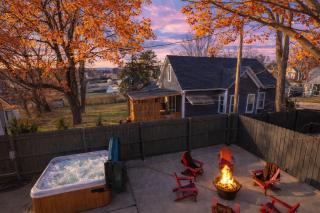 Hot Tub Karaoke Game Room l Sleeps 14 - 6