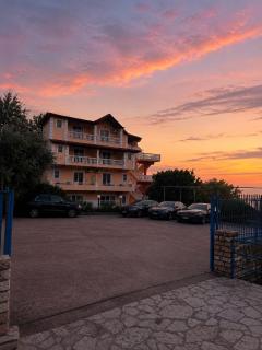 Mati's Guesthouse - 0