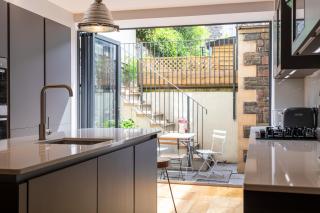 Stylish 2 bedroom self-contained apartment in the heart of Clifton Village - 6