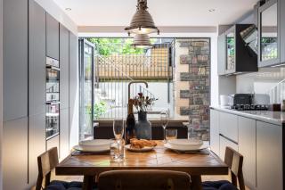 Stylish 2 bedroom self-contained apartment in the heart of Clifton Village - 4