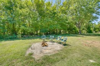 7 Mi to Roaring River State Park! Gem w/ Fire Pit - 8