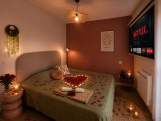 Suite Cinéma - Smart TV - Queen Size - WIFI - Gare 8 min - 6