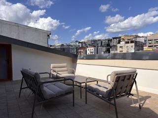 Luxury Penthouse Suite with Private Terrace - 4