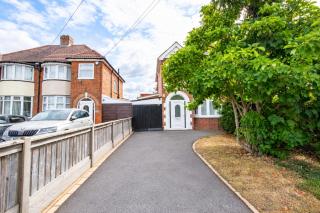 Stylish 3BR Home Near NEC & Airport, Sleeps 6 - 9