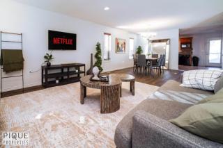 6BDRM Chic Modern Home-Fireplace-BBQ-Sleeps 18! - 6