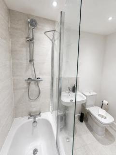 Contractor, Close to A419, M4, Stylish 3BR House, Fast WiFi, Sleeps 6, Free Parking, Cotswolds Families - 4