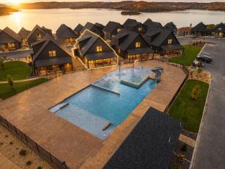 Family Fun · Hot Tub + Kids Slides + Pool · Golf - 7
