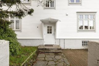 One Bedroom, EV-charging, walk-in closet, garage - 8