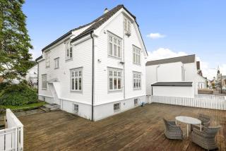One Bedroom, EV-charging, walk-in closet, garage - 7
