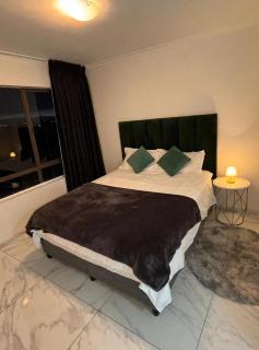 Elegant 1BR Apartment with Balcony - 7