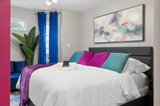 The Philly Zoo Suites - Apartments with Fireplace & Parking Available - 6