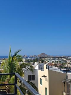 Modern 2BR -3BA Home with Pool and Parking - 5