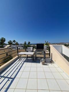 Modern 2BR -3BA Home with Pool and Parking - 6