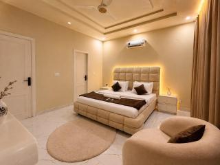Luxury 2BHK Fast Wifi Bahria Town Phase 7 - 6