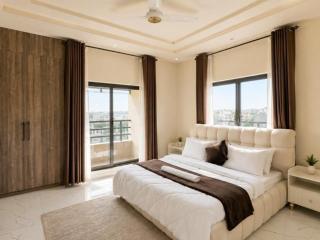 Luxury 2BHK Fast Wifi Bahria Town Phase 7 - 9