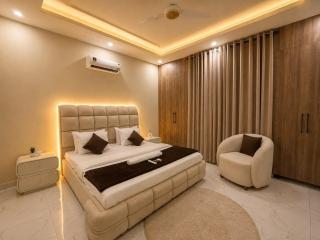 Luxury 2BHK Fast Wifi Bahria Town Phase 7 - 0