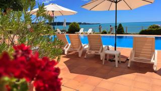 Bellevue Beachfront Paradise - 2