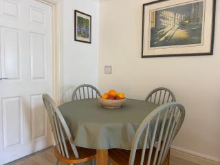 Super King Bed - Private Garden - Free Parking - 5