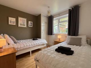 Super King Bed - Private Garden - Free Parking - 6