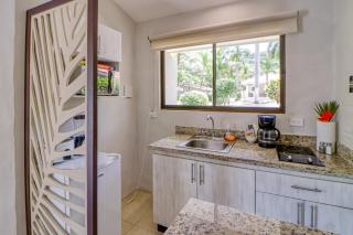 Studio w/ Resort-Style Pool, Walk to Beach! - 6