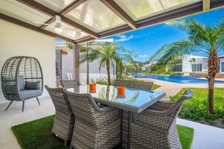 Playa Avellanas Villa: Modern Luxury, Pool, Views - 9