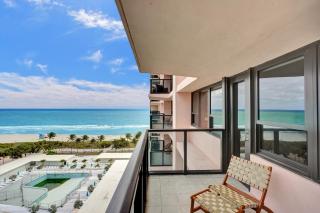Chic 2-Bedroom Condo with Beach Service & Gym / 1210 - 9