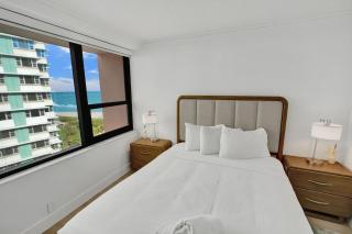 Chic 2-Bedroom Condo with Beach Service & Gym / 1210 - 6