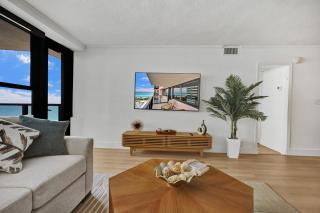 Chic 2-Bedroom Condo with Beach Service & Gym / 1210 - 5