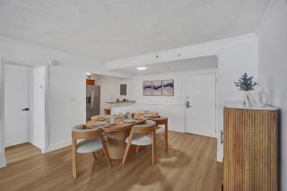 Chic 2-Bedroom Condo with Beach Service & Gym / 1210 - 2