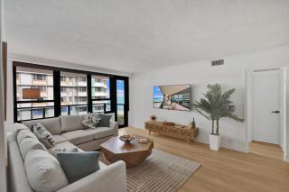 Chic 2-Bedroom Condo with Beach Service & Gym / 1210 - 3