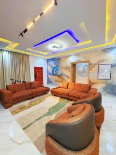 Abuja Comfort, PS5, Wi-Fi, Sleeps 8 - 9
