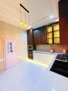 Abuja Comfort, PS5, Wi-Fi, Sleeps 8 - 1